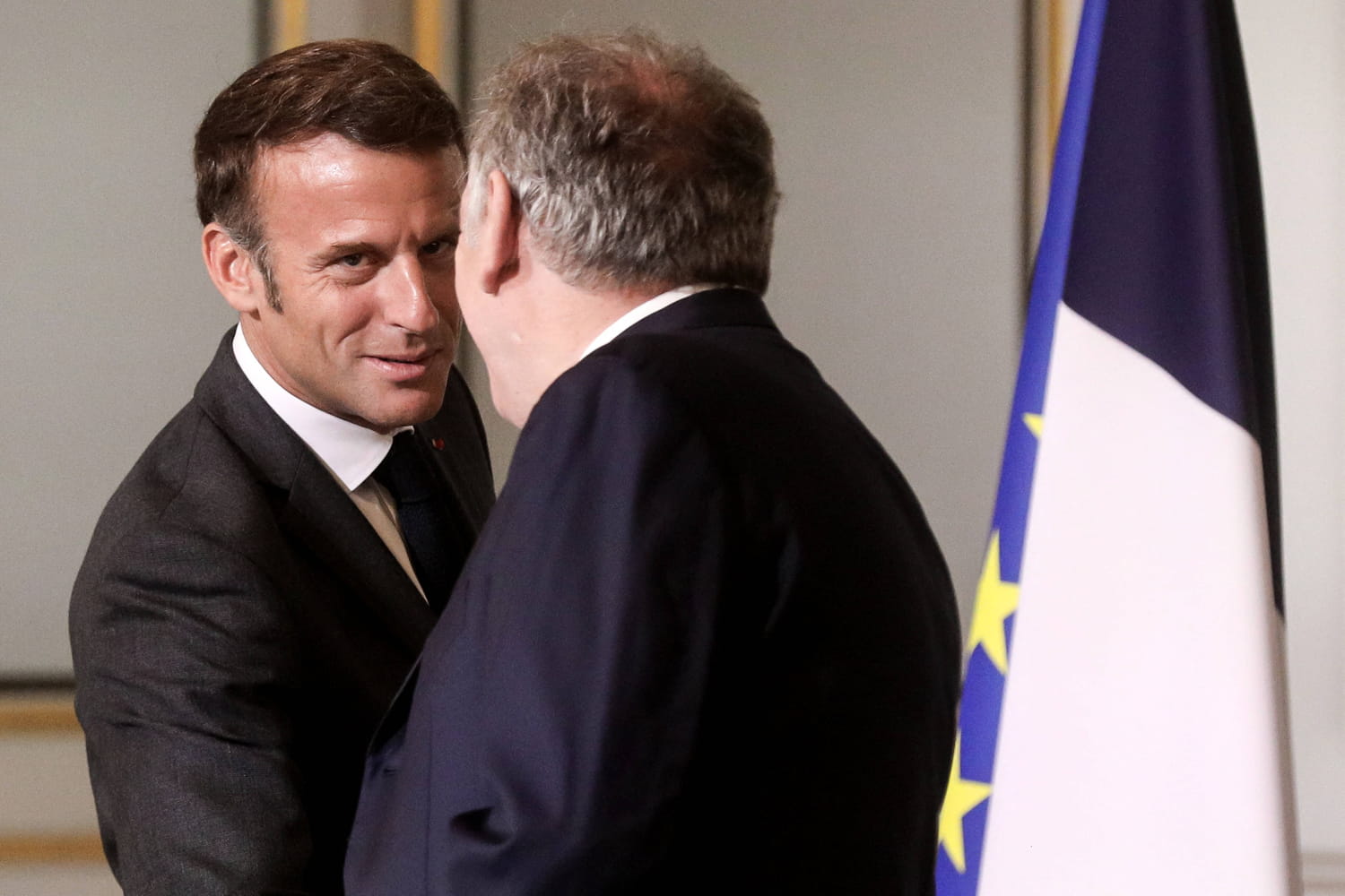 Nouveau gouvernement : les discussions sont lancées entre Macron et Bayrou