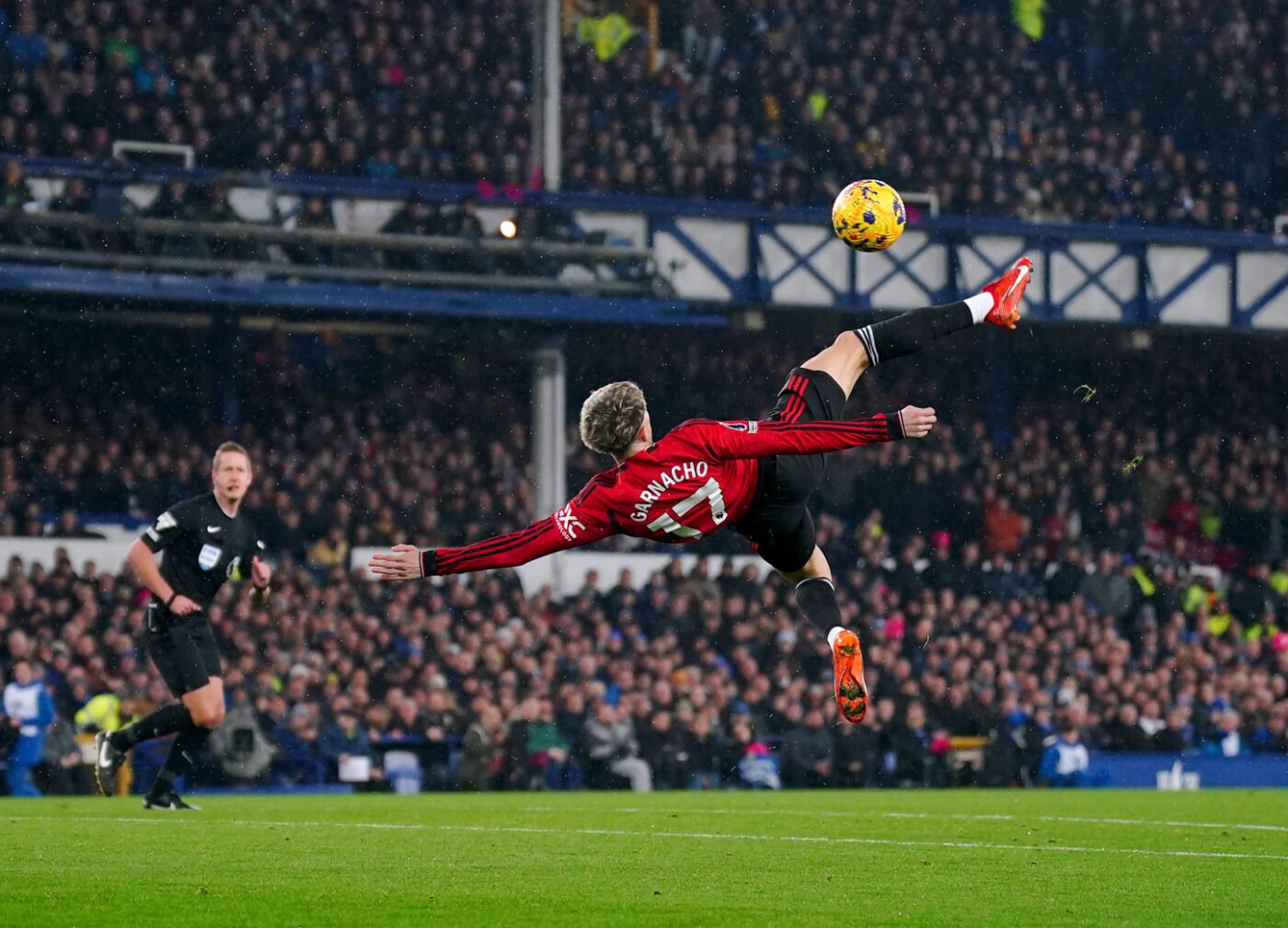 Le prix Puskás est décerné à Alejandro Garnacho (Manchester United) pour son retourné contre Everton