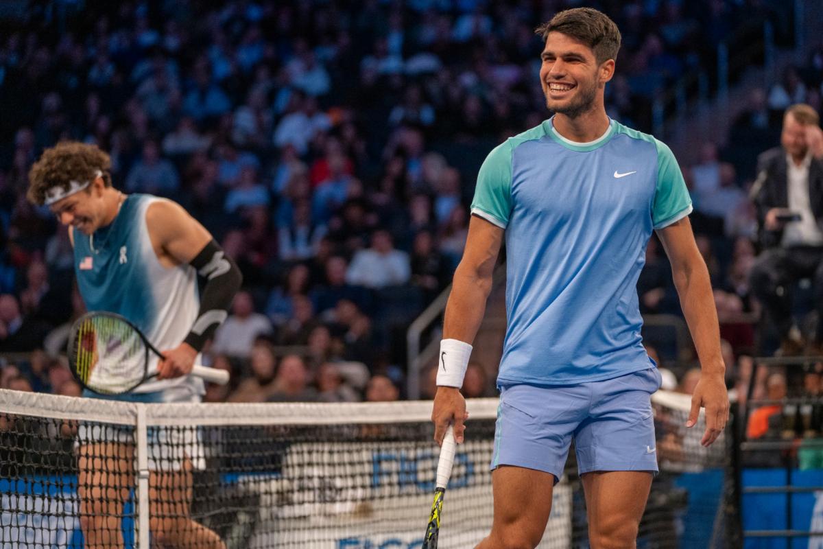 Alcaraz se impone a Shelton en una divertida exhibición en el Madison Square Garden