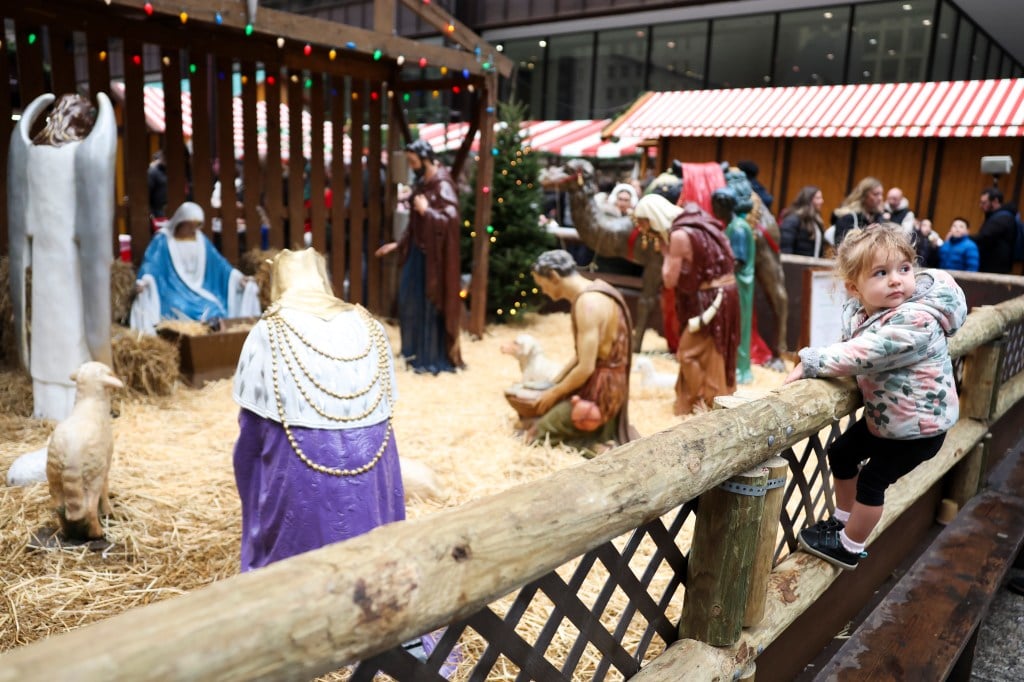 Illinois group puts up Nativity scene at nation's statehouses