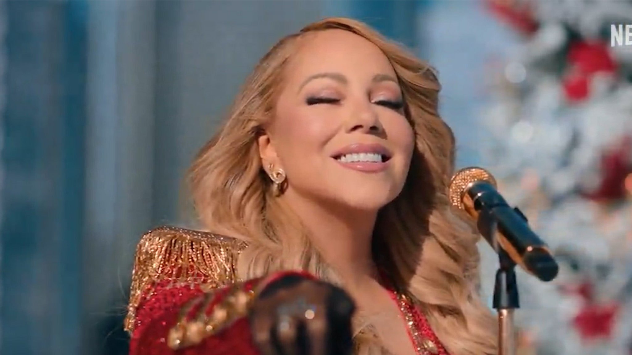 Mariah Carey Treats NFL Fans To Holiday Classic For Netflix's Christmas Gameday