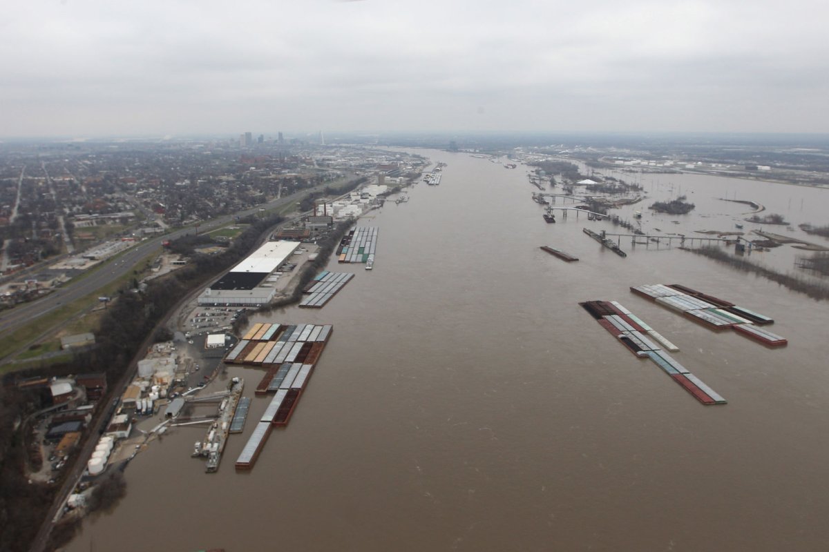 5 rescued after tug hits ship, sinks in Mississippi River