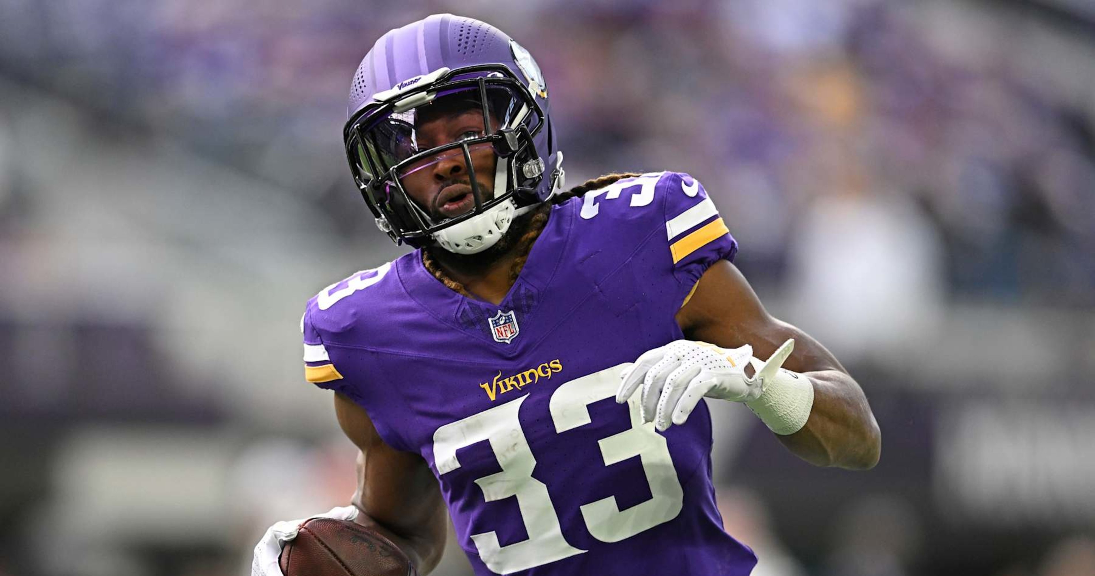 Video: Vikings' Aaron Jones Says He Holds Kids Like a Football to Fix Fumbling Issues