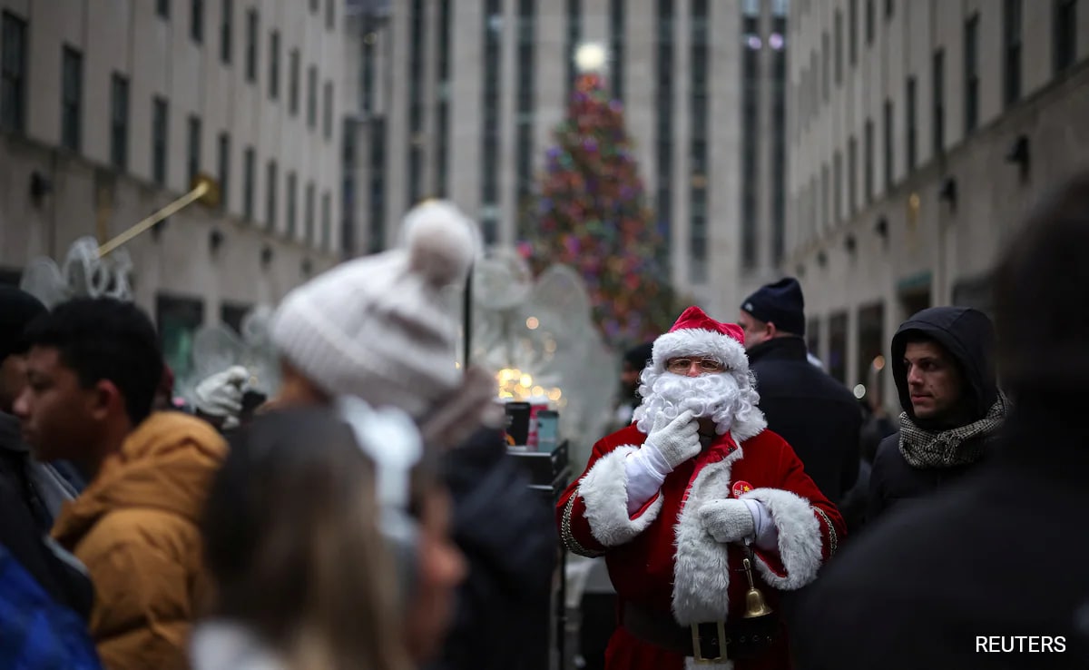 Santa Claus' Reindeer-Powered Global Flight To Deliver Presents Underway