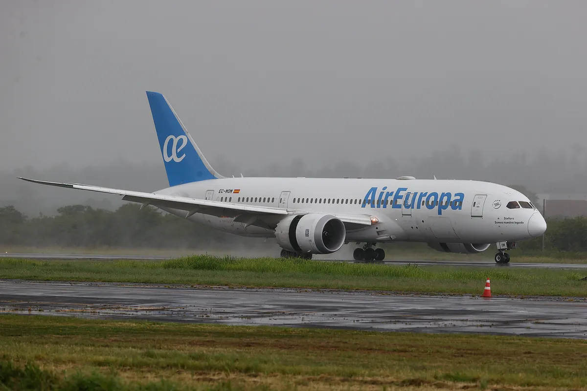 Un avión de Air Europa con destino Madrid procedente de Argentina aterriza de emergencia en Paraguay por un problema en un motor