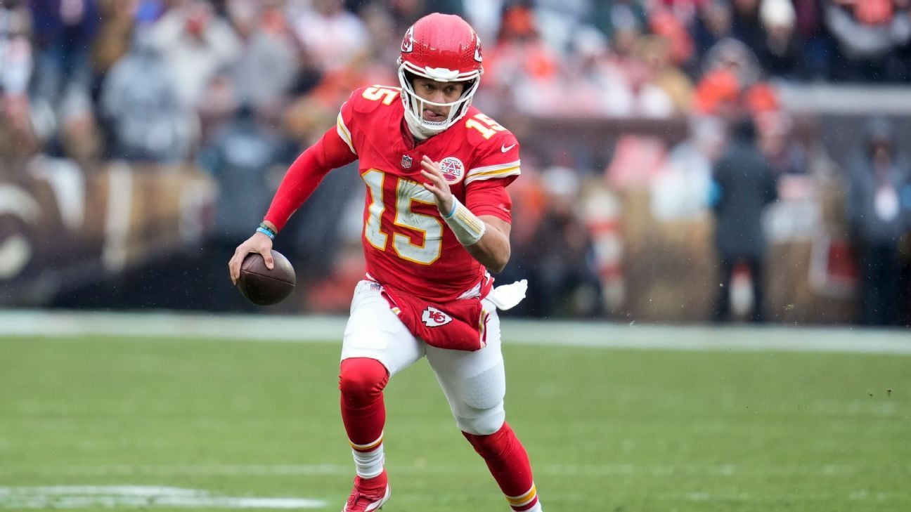 Mahomes exits Chiefs' victory with ankle injury