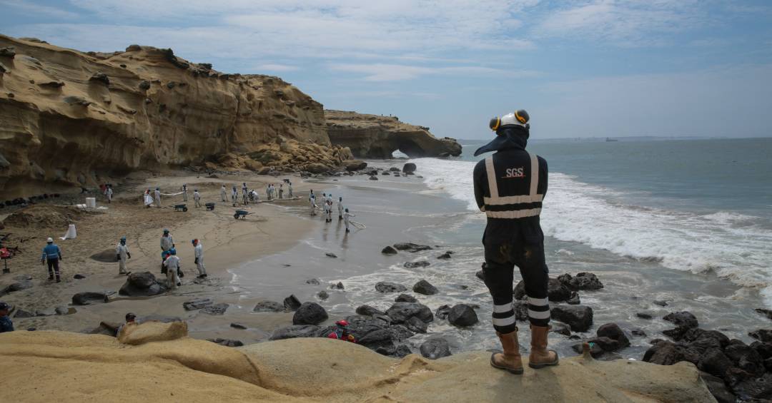 Peru declara emergência ambiental após vazamento de petróleo no mar