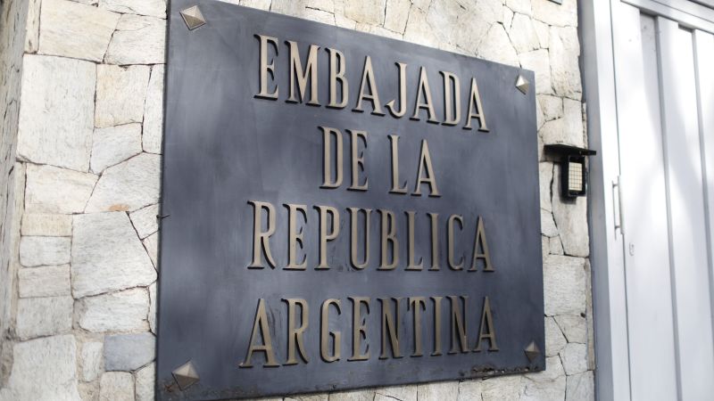 Argentina denuncia ante la Corte Penal Internacional el asedio de su embajada en Venezuela