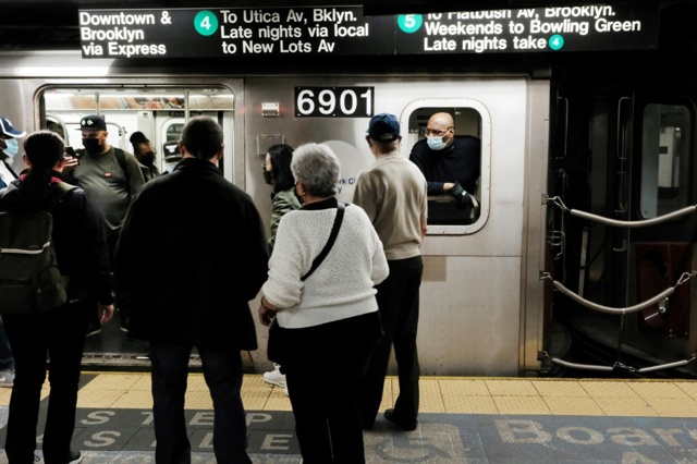 Donna data alle fiamme nella metropolitana di New York, arrestato un uomo