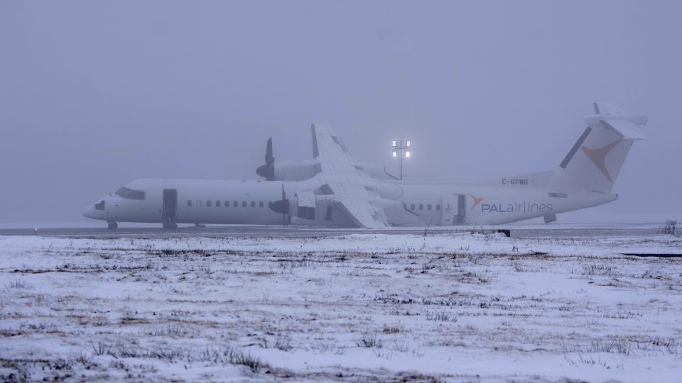 Passengers report flames as Air Canada flight suffers ‘suspected landing gear issue’ after landing