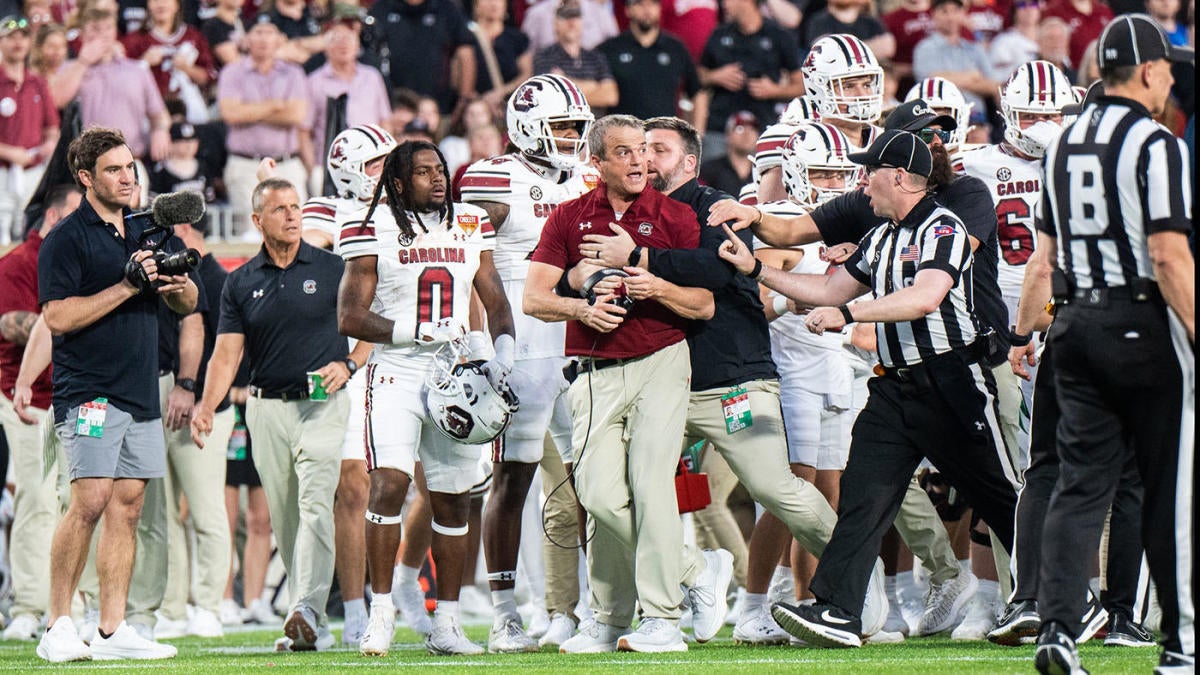 WATCH: Irate Shane Beamer restrained by staff after Illinois' Bret Bielema taunts South Carolina during bowl