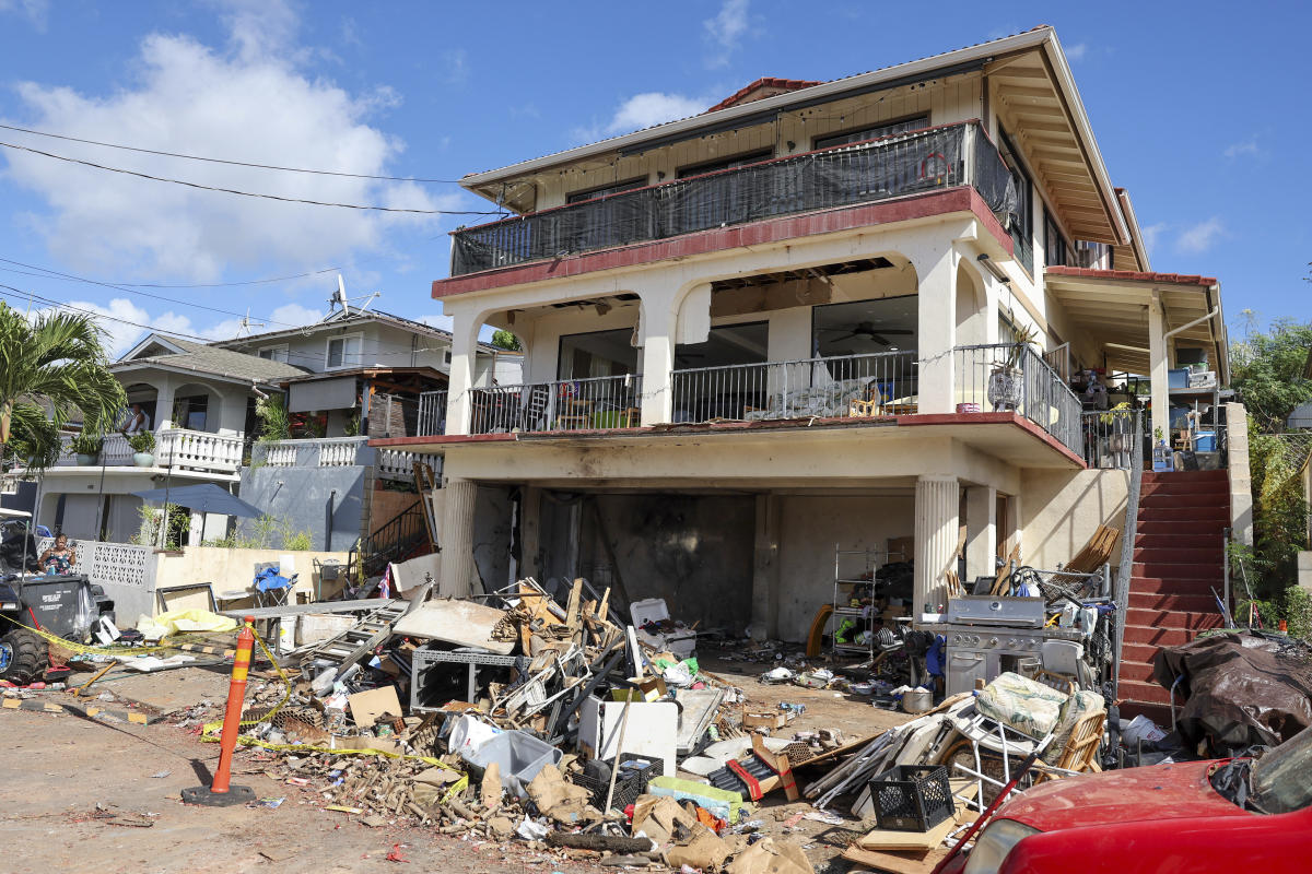 A fireworks explosion in the Honolulu area has killed 3 people and injured at least 20