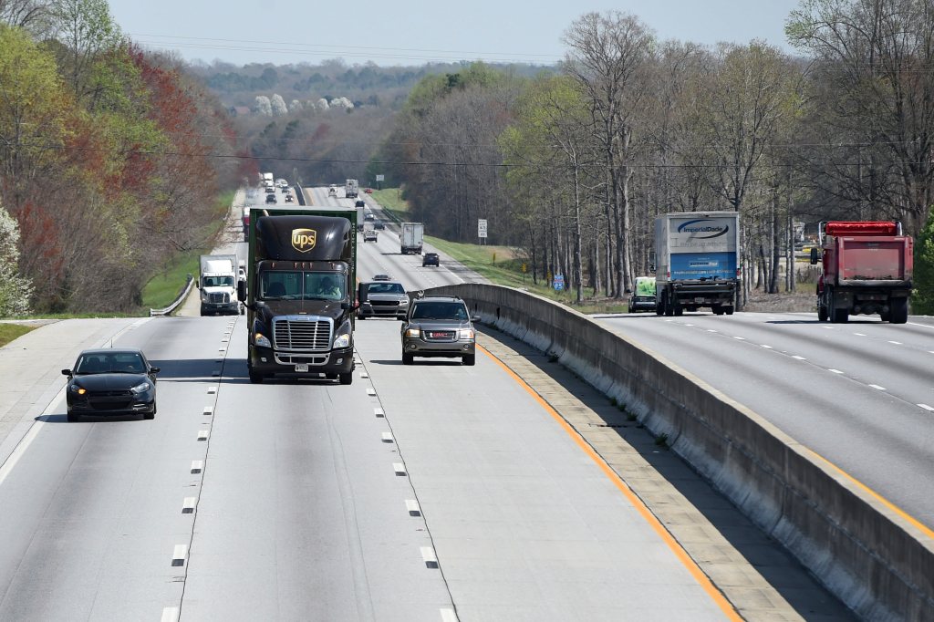 Suspect in custody after bomb threat shuts down I-85 in S.C.