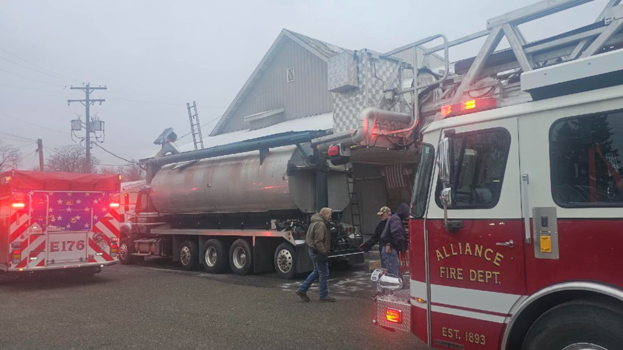 Man rescued from grain hauler in Homeworth, Ohio