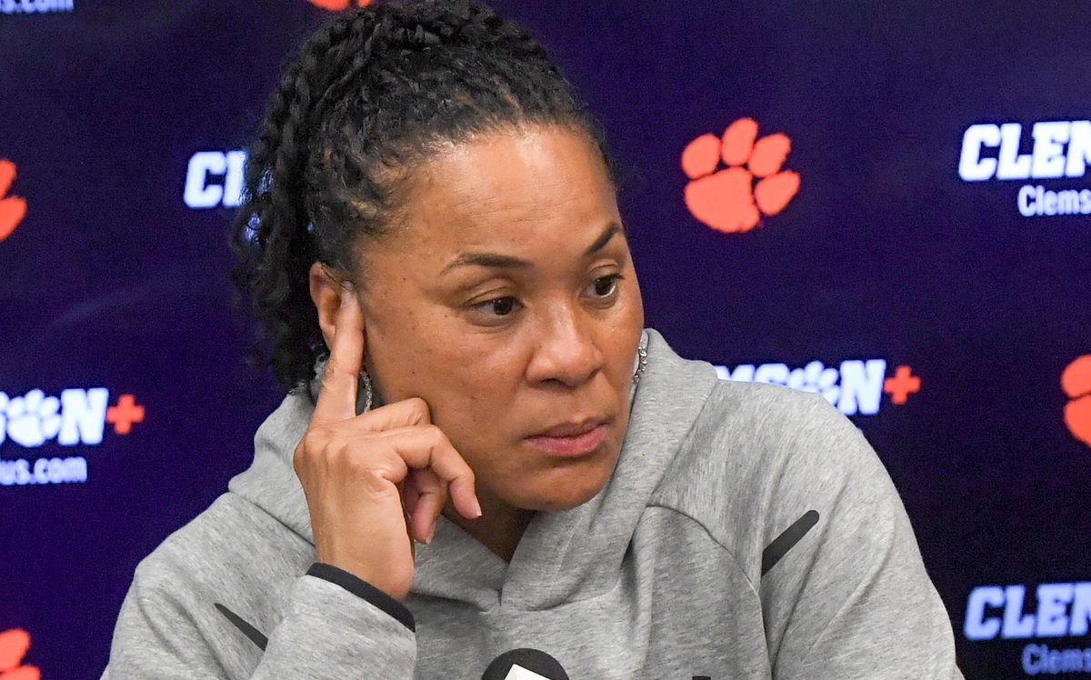 Dawn Staley Delivers Harsh Reality Check to 21YO South Carolina Junior After Landmark 200th SEC Win