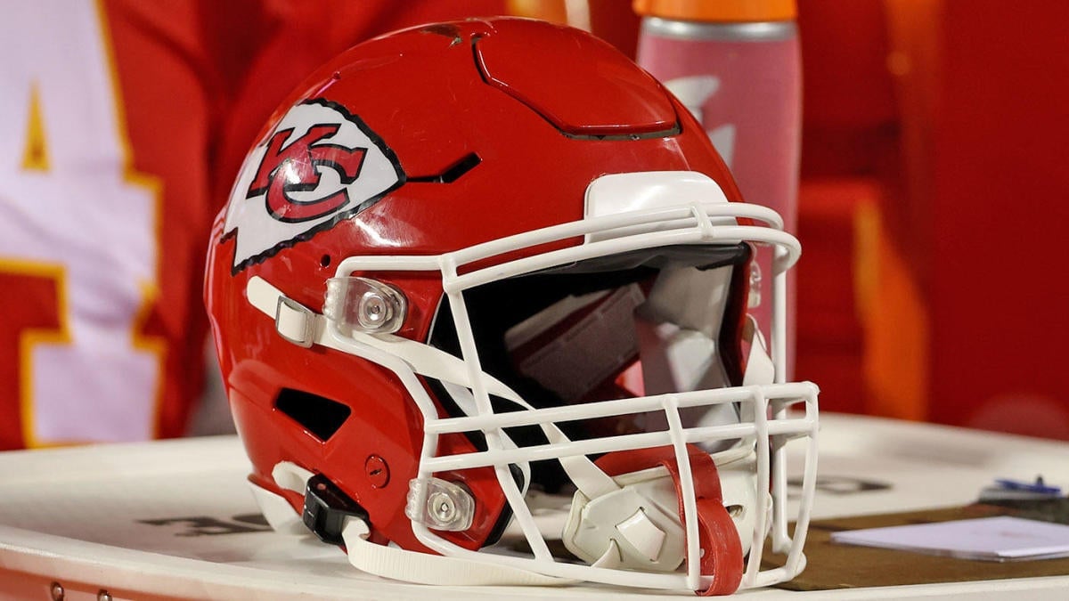 Chiefs plane briefly stranded at Kansas City airport amid icy conditions, blizzard warning