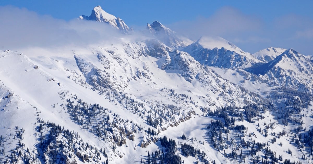 1 person killed in large avalanche in western Wyoming backcountry