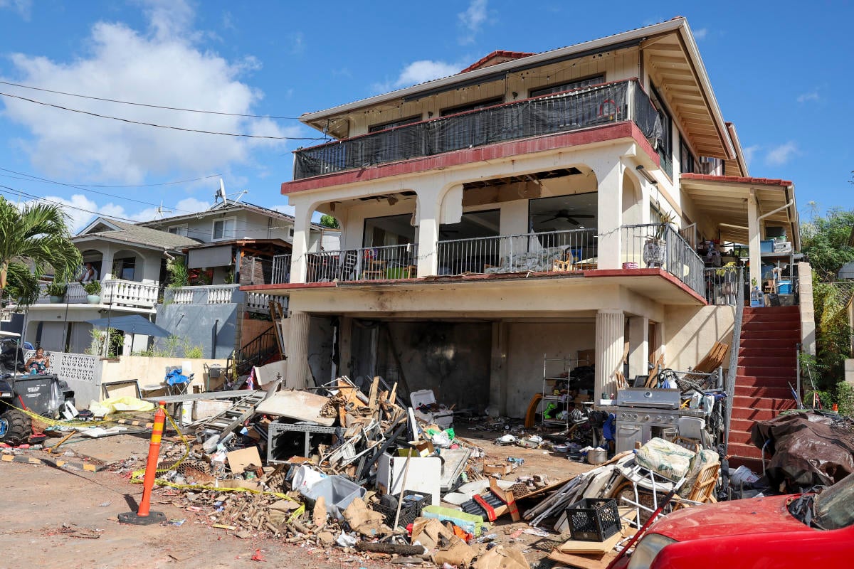 A fireworks explosion in the Honolulu area has killed 3 people and injured at least 20