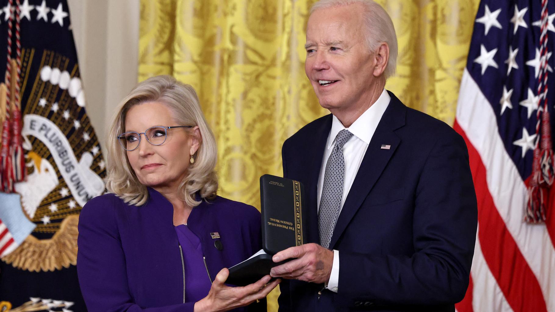 Donald Trump face à un nouveau pied de nez de Joe Biden qui décore Liz Cheney, féroce critique du républicain