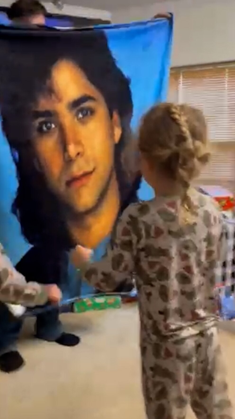 WATCH: 6-year-old is ecstatic to open 'Uncle Jesse' blanket for Christmas