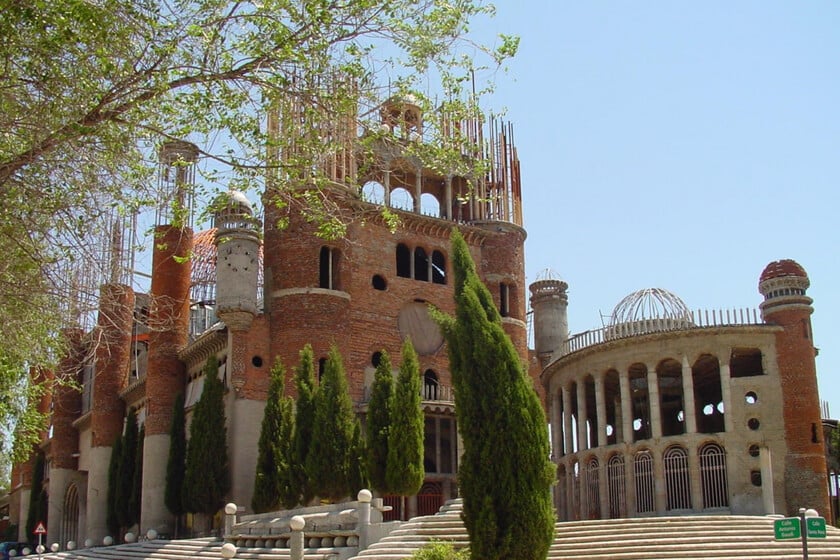 La Iglesia no la considera una catedral, pero es uno de los monumentos más raros de Europa y está a 30 minutos de Madrid