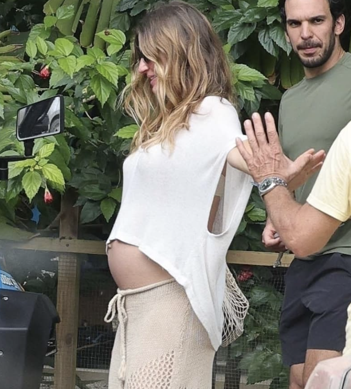 Gisele Bündchen Proudly Flaunts Her Baby Bump in Costa Rica!