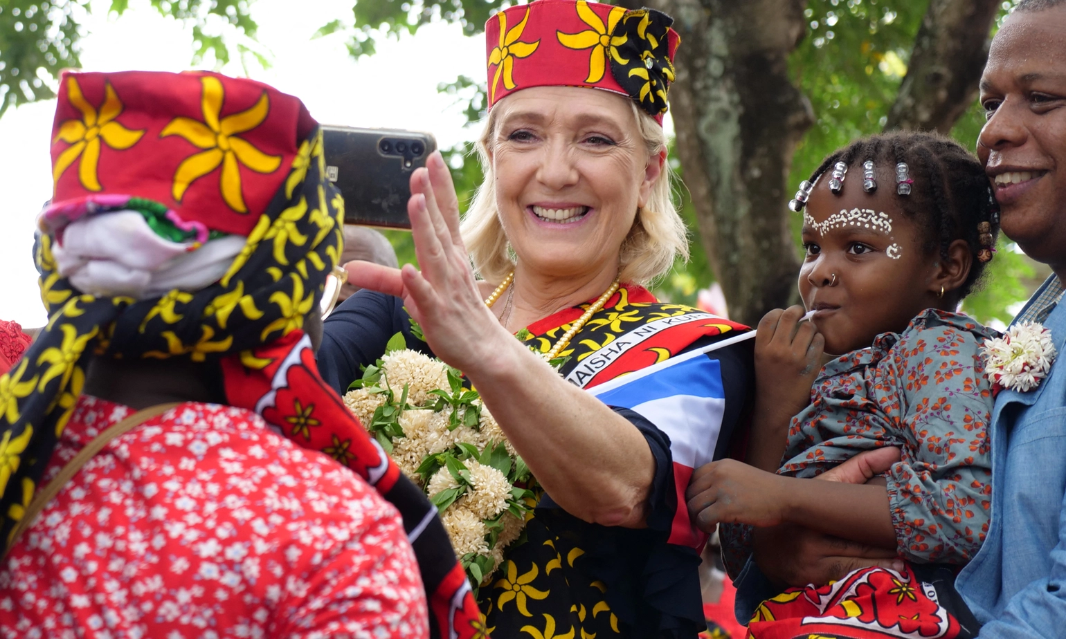 "Tenez bon, on arrive" : Le Pen à Mayotte, la percée ultra-Marine