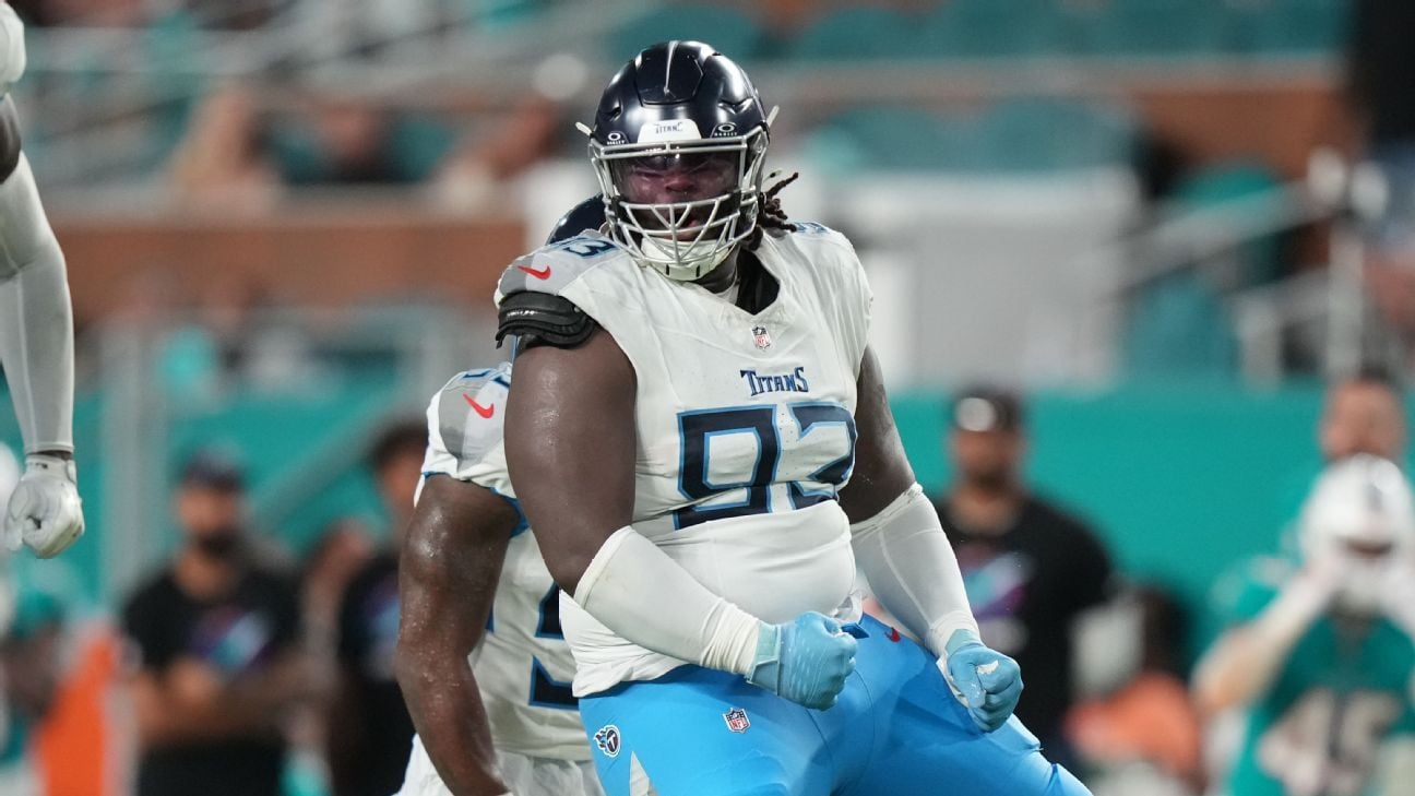 Titans' 362-pound DT T'Vondre Sweat stiff-arms on fumble return