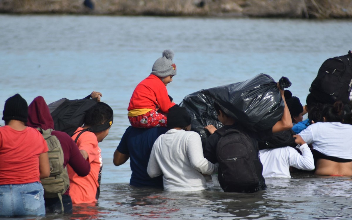 Rescatan a seis migrantes en el río Bravo