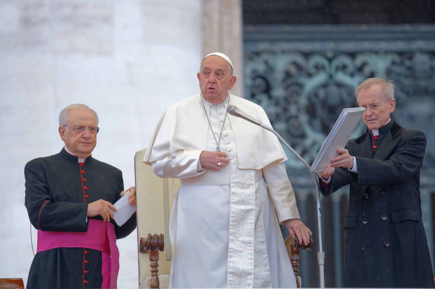 Papa Francisc face apel, în mesajul de Crăciun, la „tăcerea armelor”