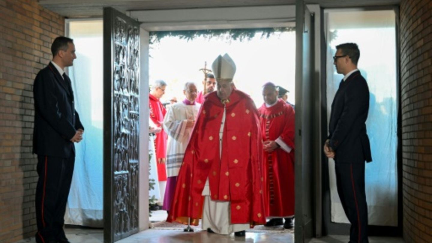 Papst ruft in Weihnachtsbotschaft zu Frieden und Dialog auf - Heiliges Jahr eingeläutet