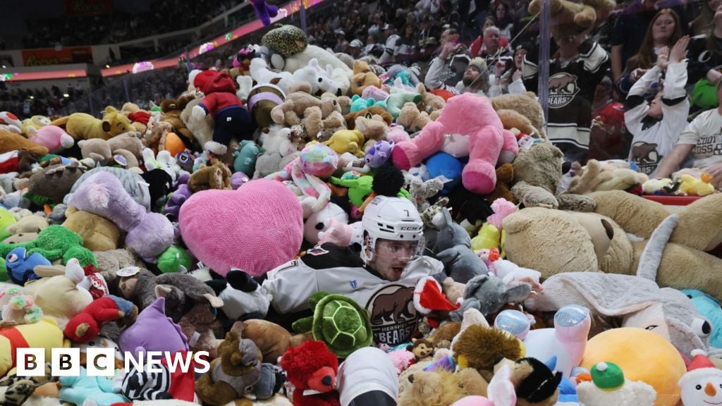 Moment over 100,000 teddy bears fly onto ice rink