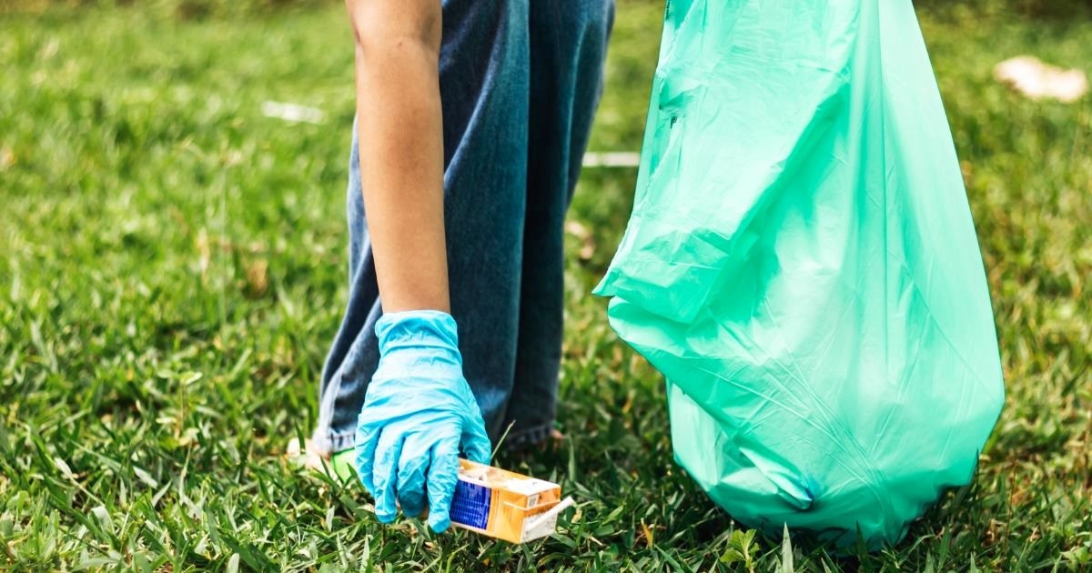 Entitled resident throws a lawn party and trashes neighborhood as a result, neighbor collects the garbage for her, only to dump it all at her doorstep: ‘What did you really expect?’