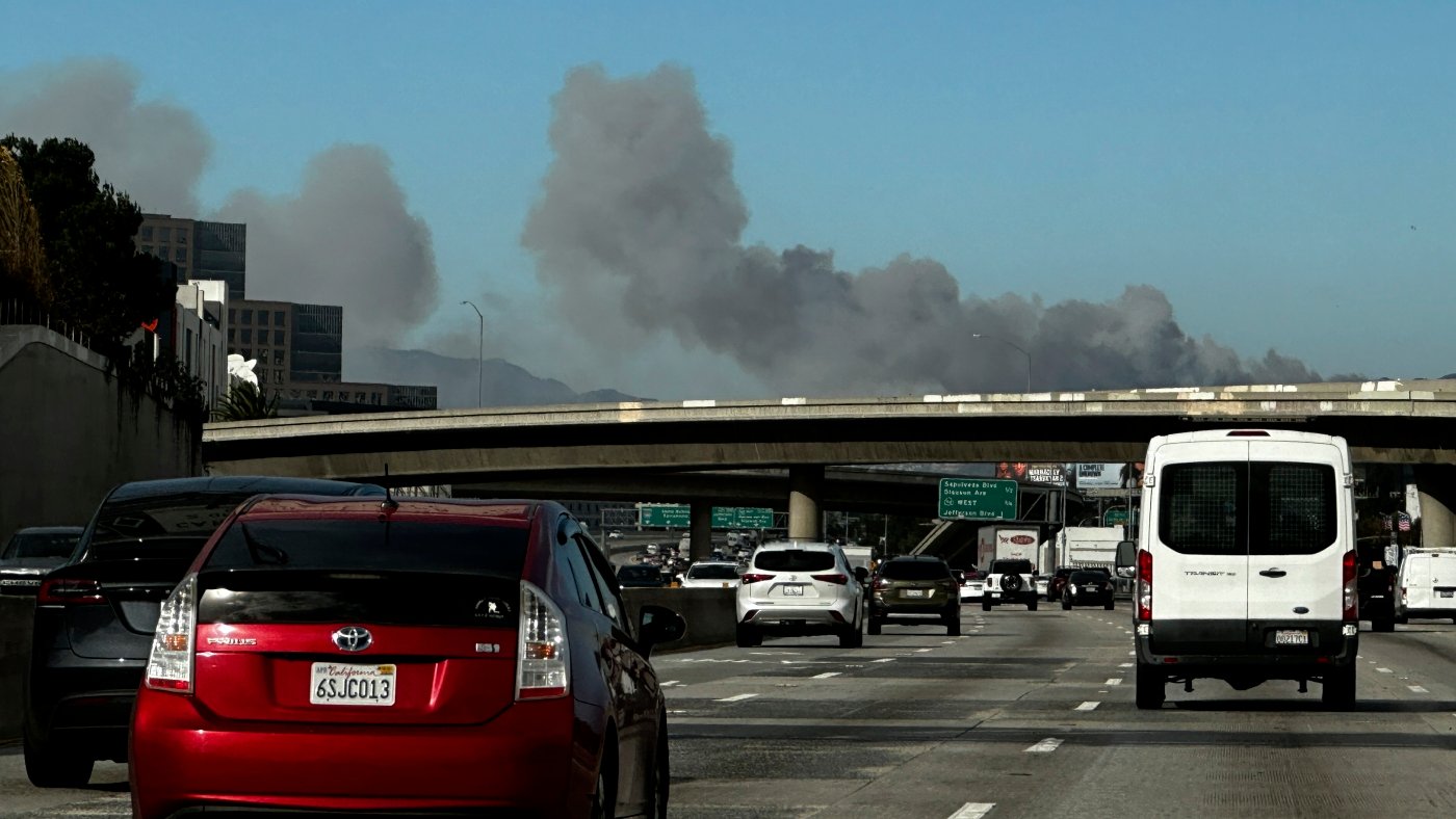 'Life threatening' windstorm triggers wildfire in Southern California