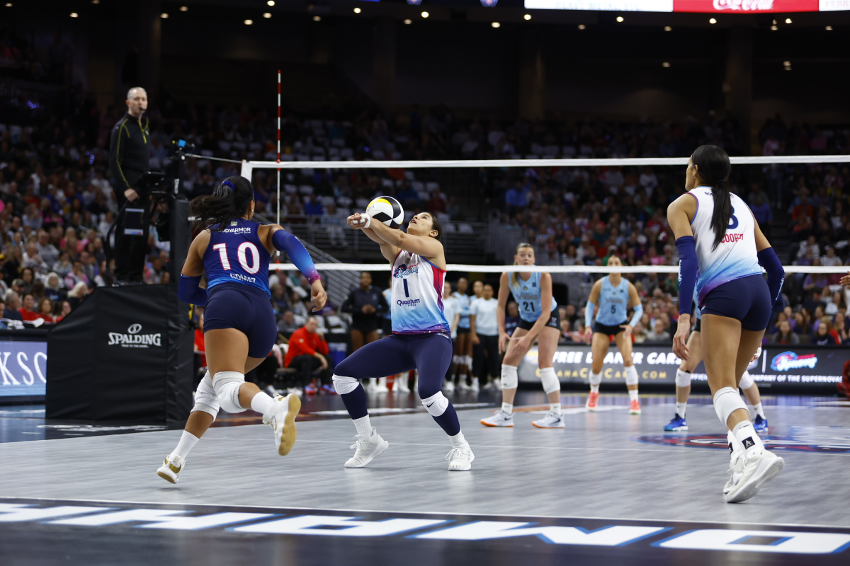 Former NFL Legend Gets Into Volleyball Action Amid Packed Nebraska Fans