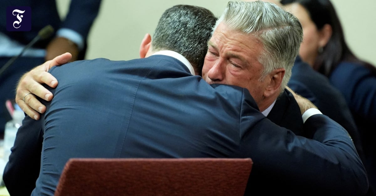 Tödlicher Schuss an Set: Alec Baldwin klagt gegen Justizbeamte in New Mexico